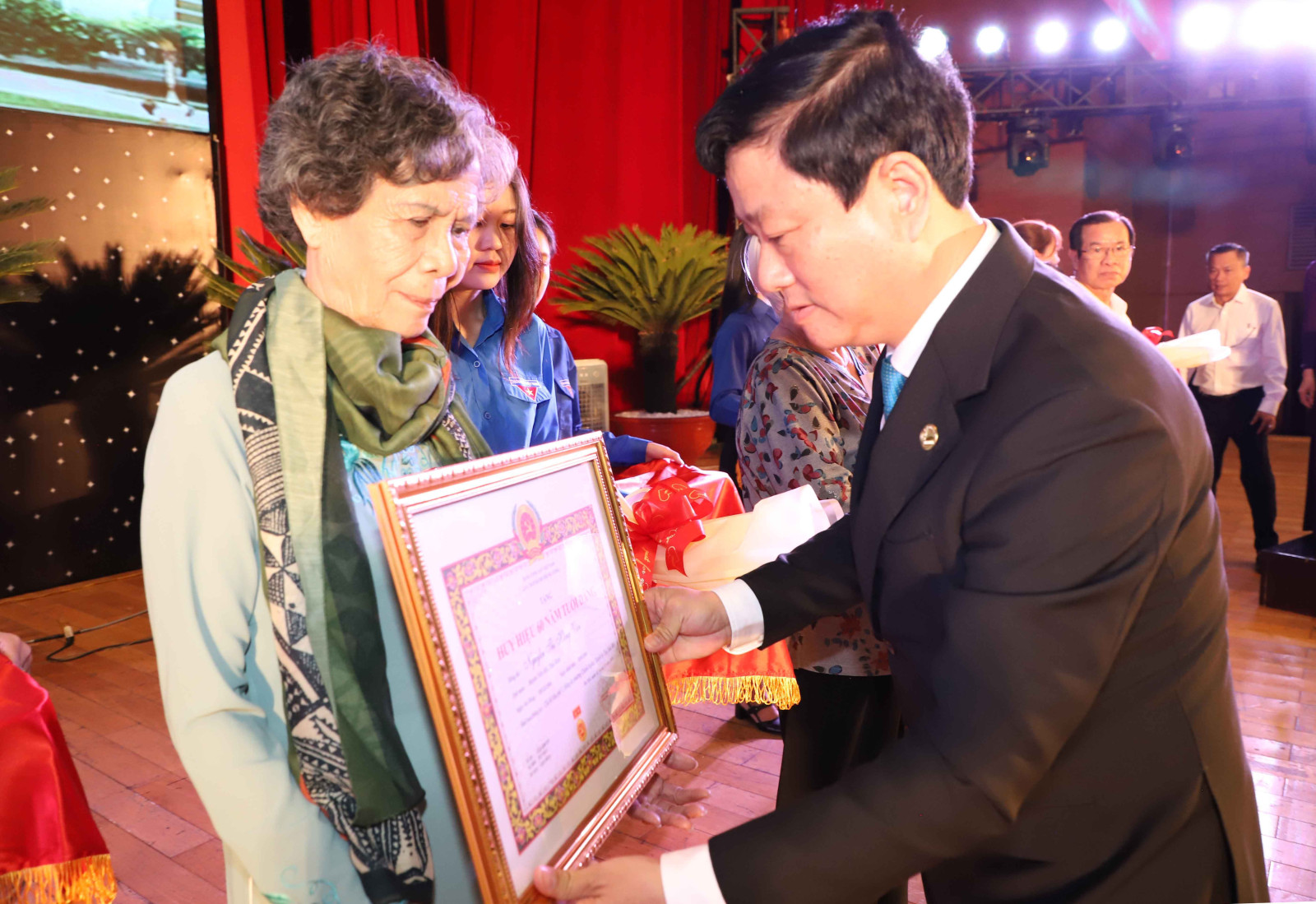 6-Chủ tịch UBND tỉnh Võ Văn Minh trao Huy hiệu Đảng cho đảng viên.